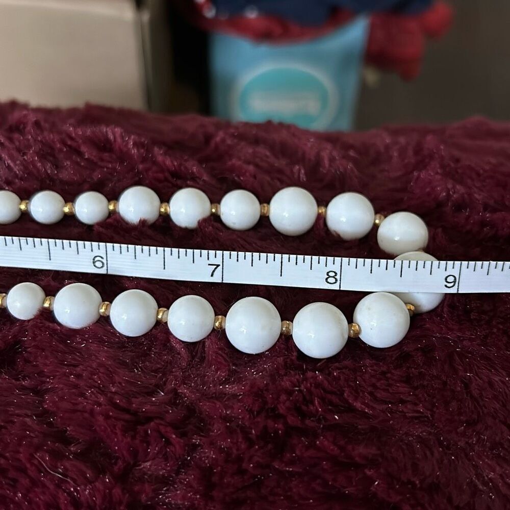Vintage Mid-Century‎ White Milk & Gold-tone Beaded Necklace. 18". - Picture 7 of 7